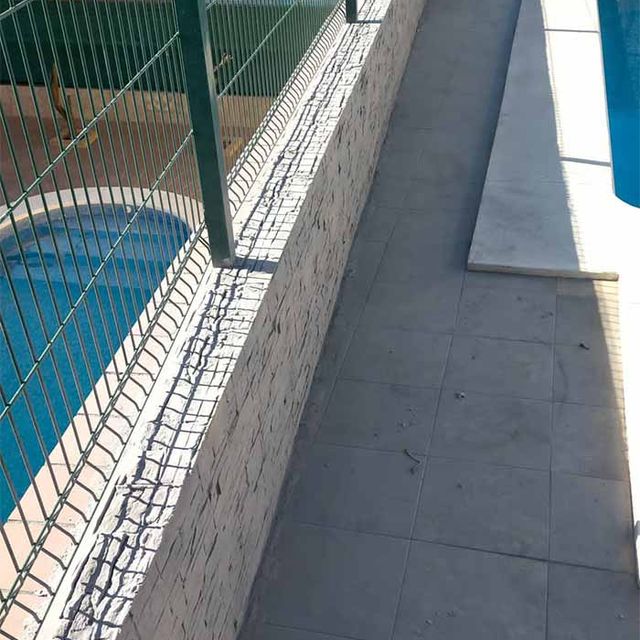 Pavimentos Rojas hormigón impreso al lado de piscina